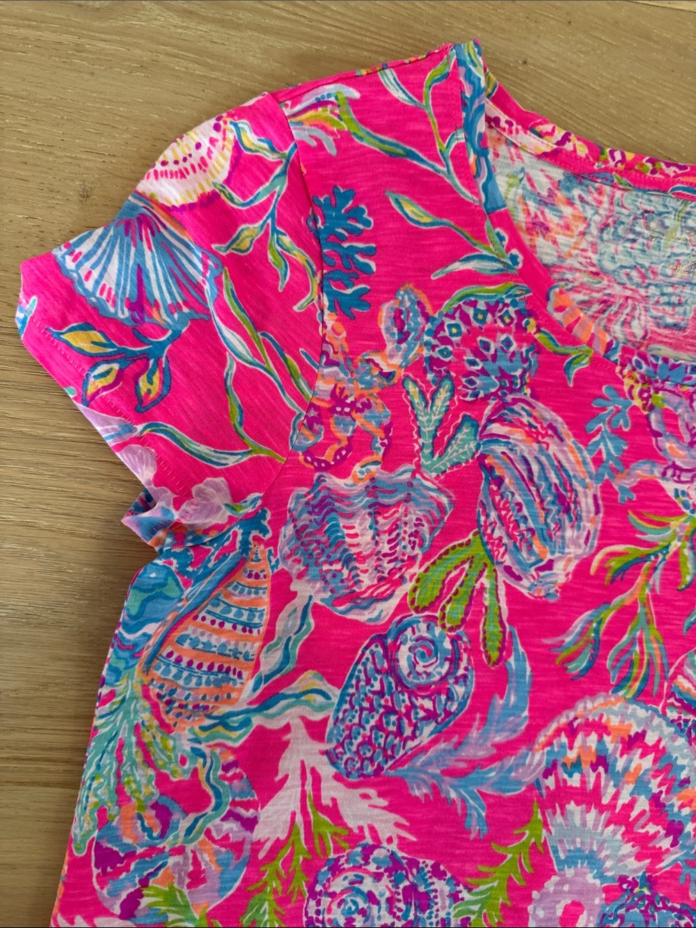 NWOT Lilly Pulitzer Hot Pink Floral Shell Print Short Sleeve Women’s Tee size S - Picture 3 of 8